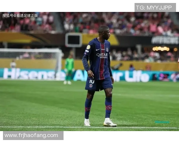 球号为12的足球明星背后的故事与传奇成就解析 球号为12的足球明星背后的故事与传奇成就解析