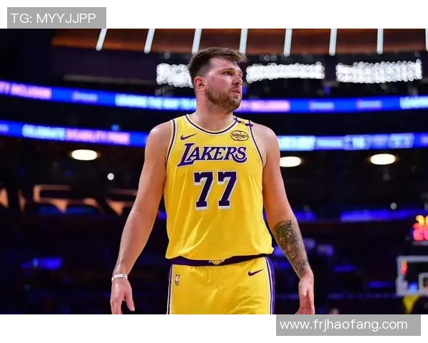 挑染发型的足球明星究竟是谁引发了众多球迷的热议和关注